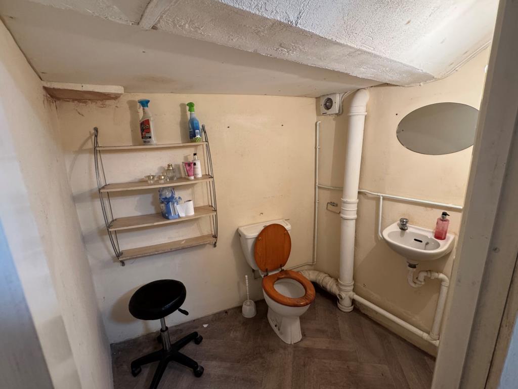 Lot: 61 - PRIME TOWN CENTRE RETAIL UNIT WITH SUBSTANTIAL CELLAR - W/C